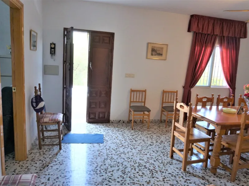 Just outside Alcaucin and within walking distance of the village you can find this finca with a well-maintained country house of 121 m2. In front of the house there ́s a spacious terrace overlooking the olive grove of a 130 olive trees and other fruit tre