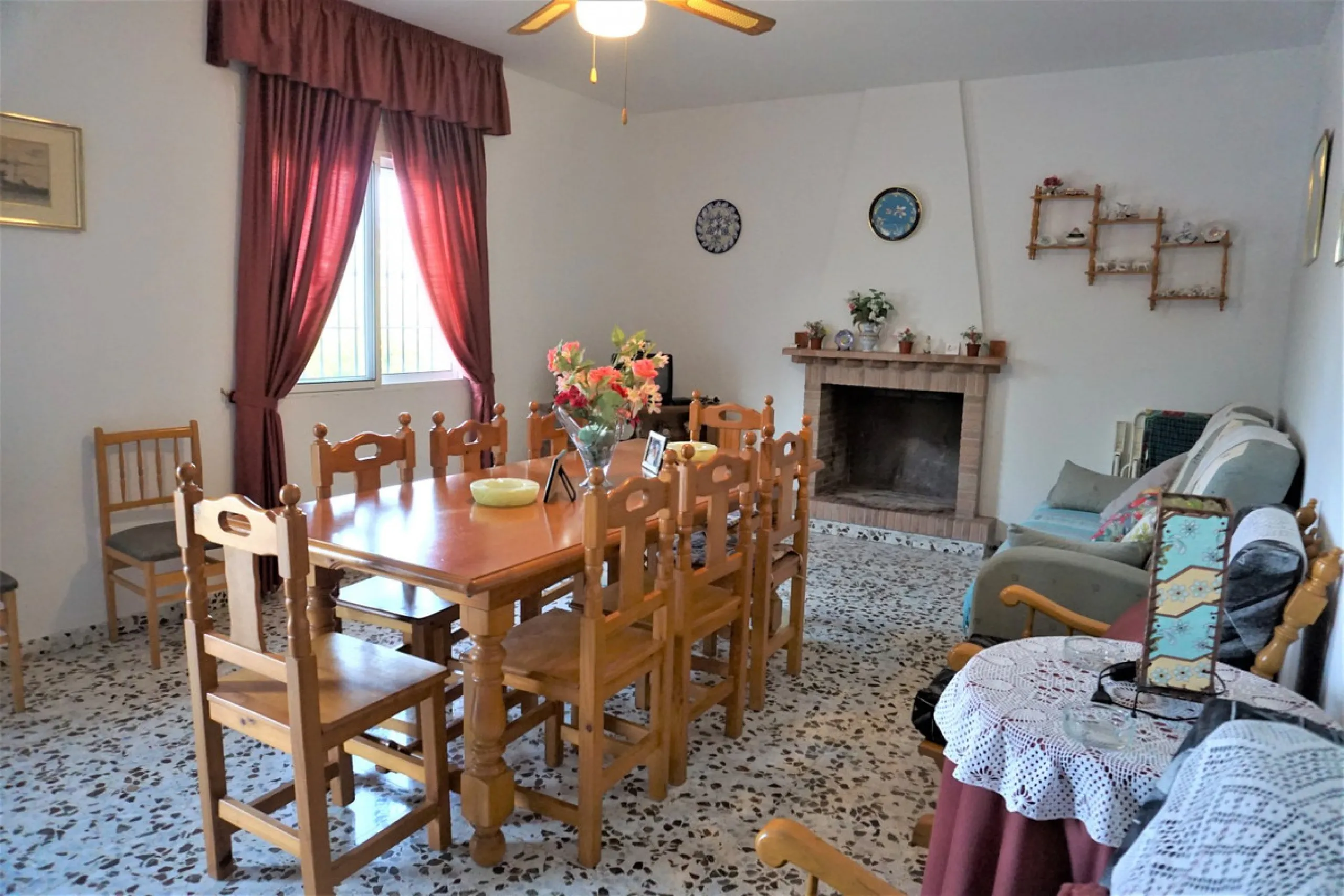 Just outside Alcaucin and within walking distance of the village you can find this finca with a well-maintained country house of 121 m2. In front of the house there ́s a spacious terrace overlooking the olive grove of a 130 olive trees and other fruit tre