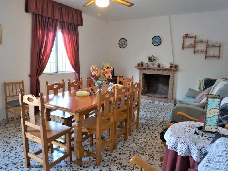 Just outside Alcaucin and within walking distance of the village you can find this finca with a well-maintained country house of 121 m2. In front of the house there ́s a spacious terrace overlooking the olive grove of a 130 olive trees and other fruit tre