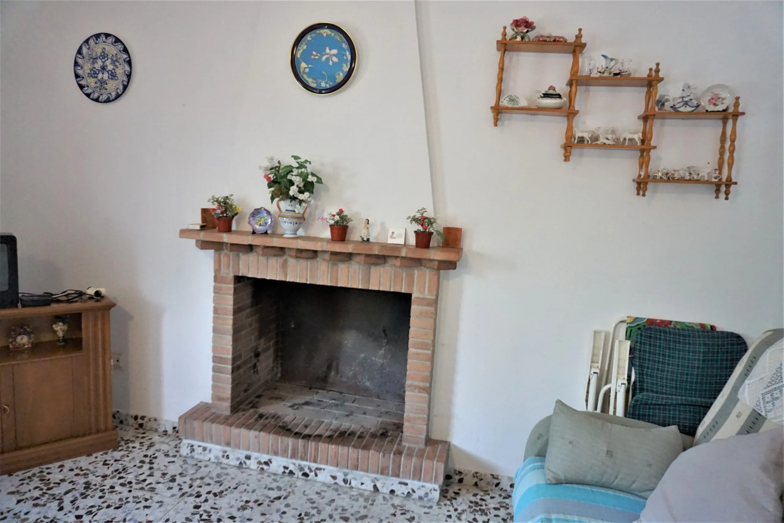 Just outside Alcaucin and within walking distance of the village you can find this finca with a well-maintained country house of 121 m2. In front of the house there ́s a spacious terrace overlooking the olive grove of a 130 olive trees and other fruit tre