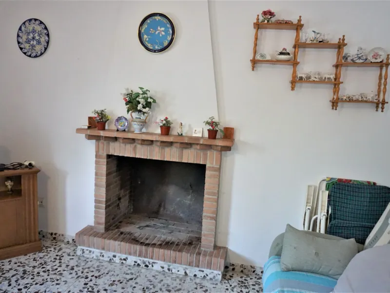 Just outside Alcaucin and within walking distance of the village you can find this finca with a well-maintained country house of 121 m2. In front of the house there ́s a spacious terrace overlooking the olive grove of a 130 olive trees and other fruit tre