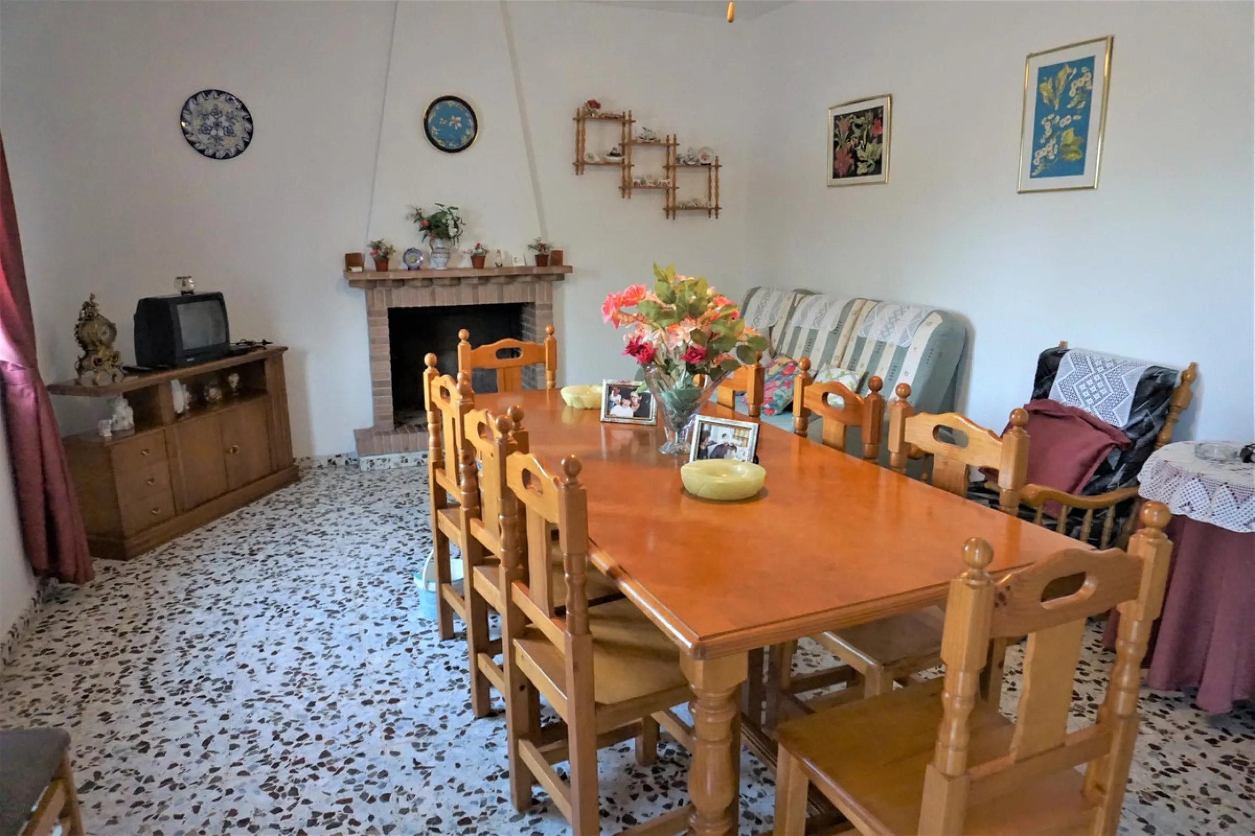 Just outside Alcaucin and within walking distance of the village you can find this finca with a well-maintained country house of 121 m2. In front of the house there ́s a spacious terrace overlooking the olive grove of a 130 olive trees and other fruit tre