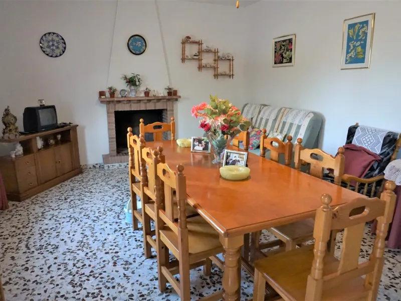 Just outside Alcaucin and within walking distance of the village you can find this finca with a well-maintained country house of 121 m2. In front of the house there ́s a spacious terrace overlooking the olive grove of a 130 olive trees and other fruit tre
