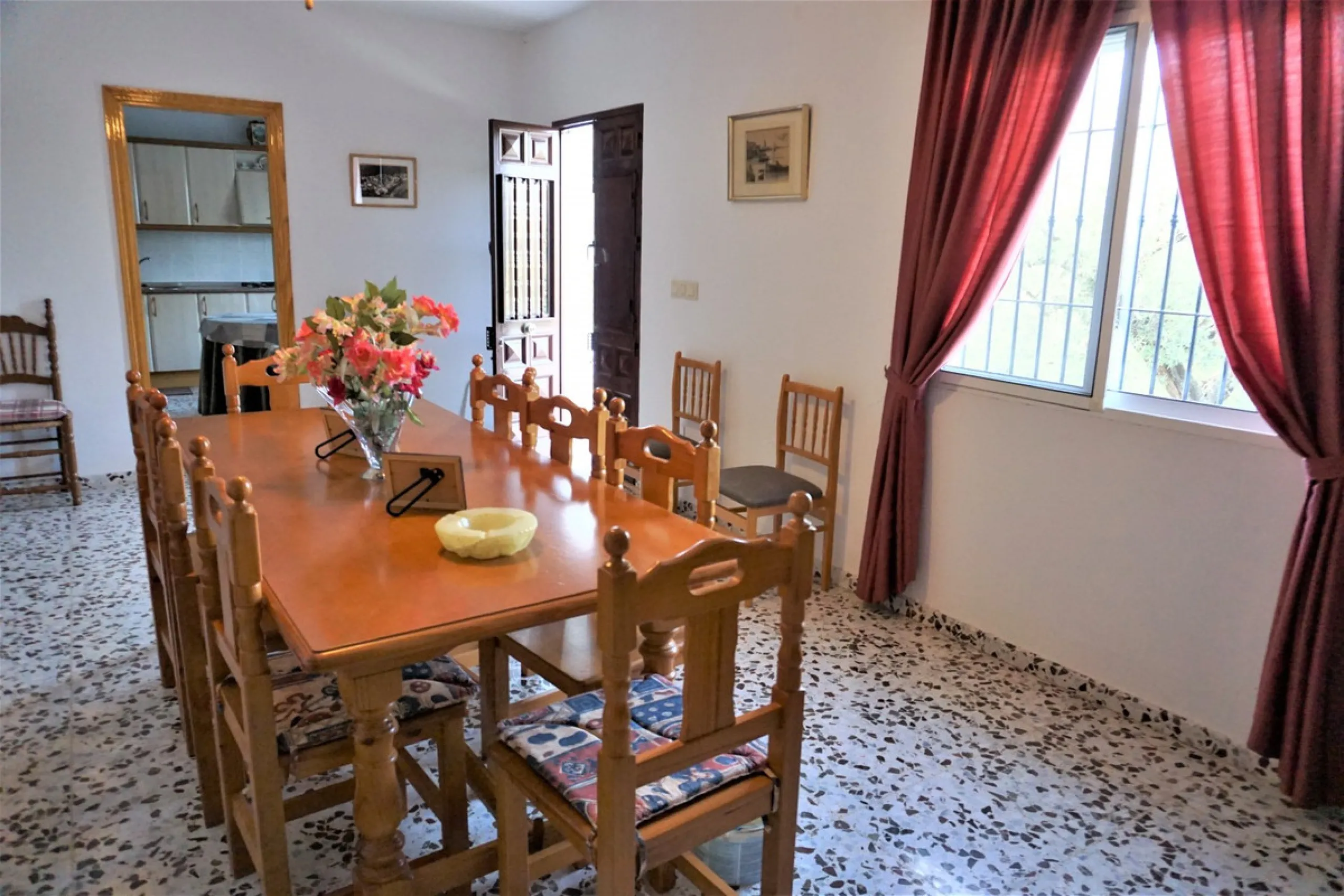 Just outside Alcaucin and within walking distance of the village you can find this finca with a well-maintained country house of 121 m2. In front of the house there ́s a spacious terrace overlooking the olive grove of a 130 olive trees and other fruit tre