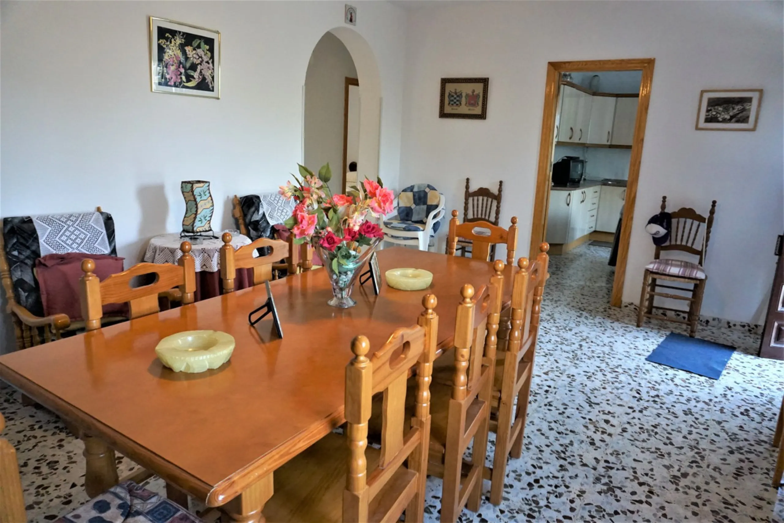 Just outside Alcaucin and within walking distance of the village you can find this finca with a well-maintained country house of 121 m2. In front of the house there ́s a spacious terrace overlooking the olive grove of a 130 olive trees and other fruit tre