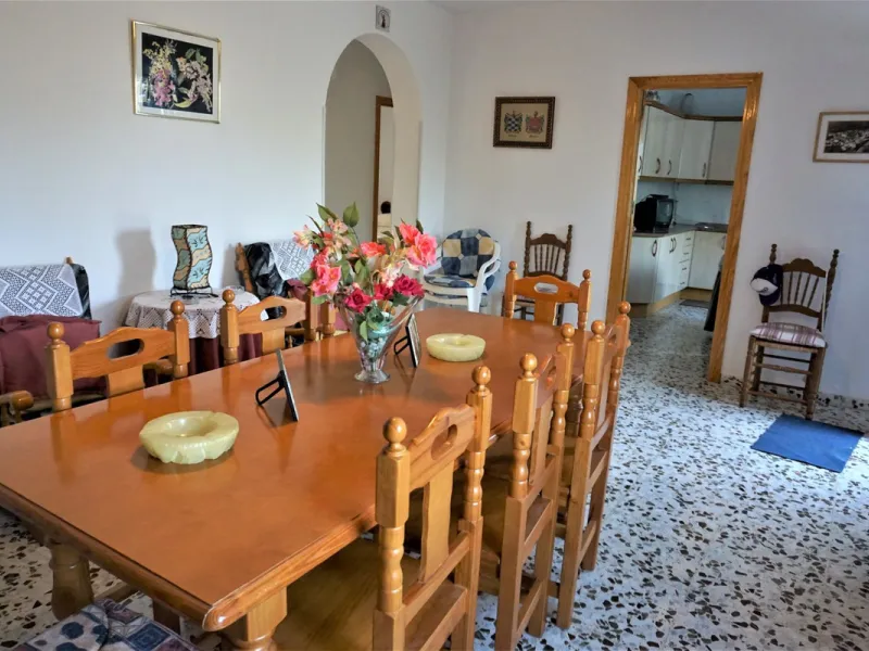 Just outside Alcaucin and within walking distance of the village you can find this finca with a well-maintained country house of 121 m2. In front of the house there ́s a spacious terrace overlooking the olive grove of a 130 olive trees and other fruit tre
