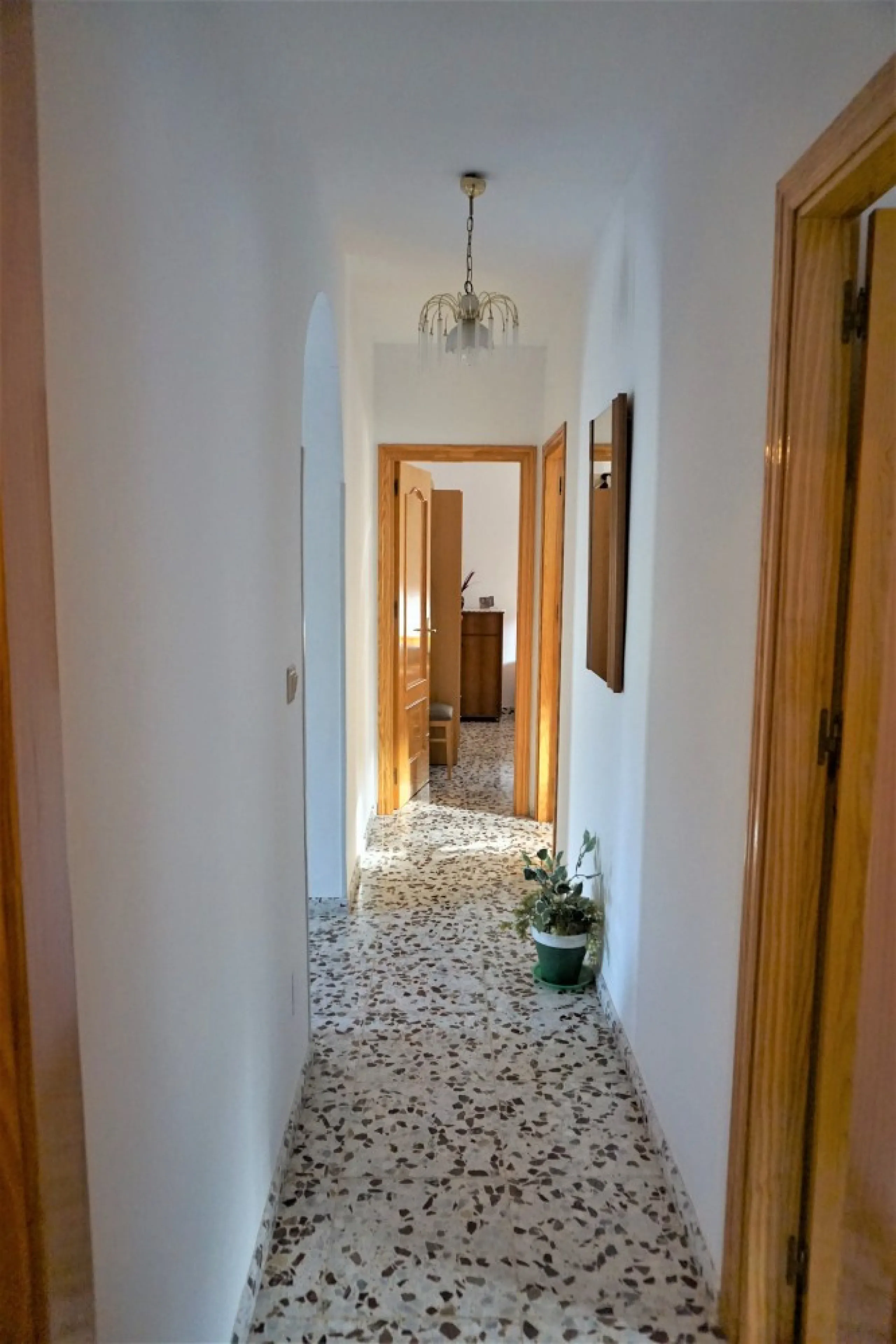Just outside Alcaucin and within walking distance of the village you can find this finca with a well-maintained country house of 121 m2. In front of the house there ́s a spacious terrace overlooking the olive grove of a 130 olive trees and other fruit tre