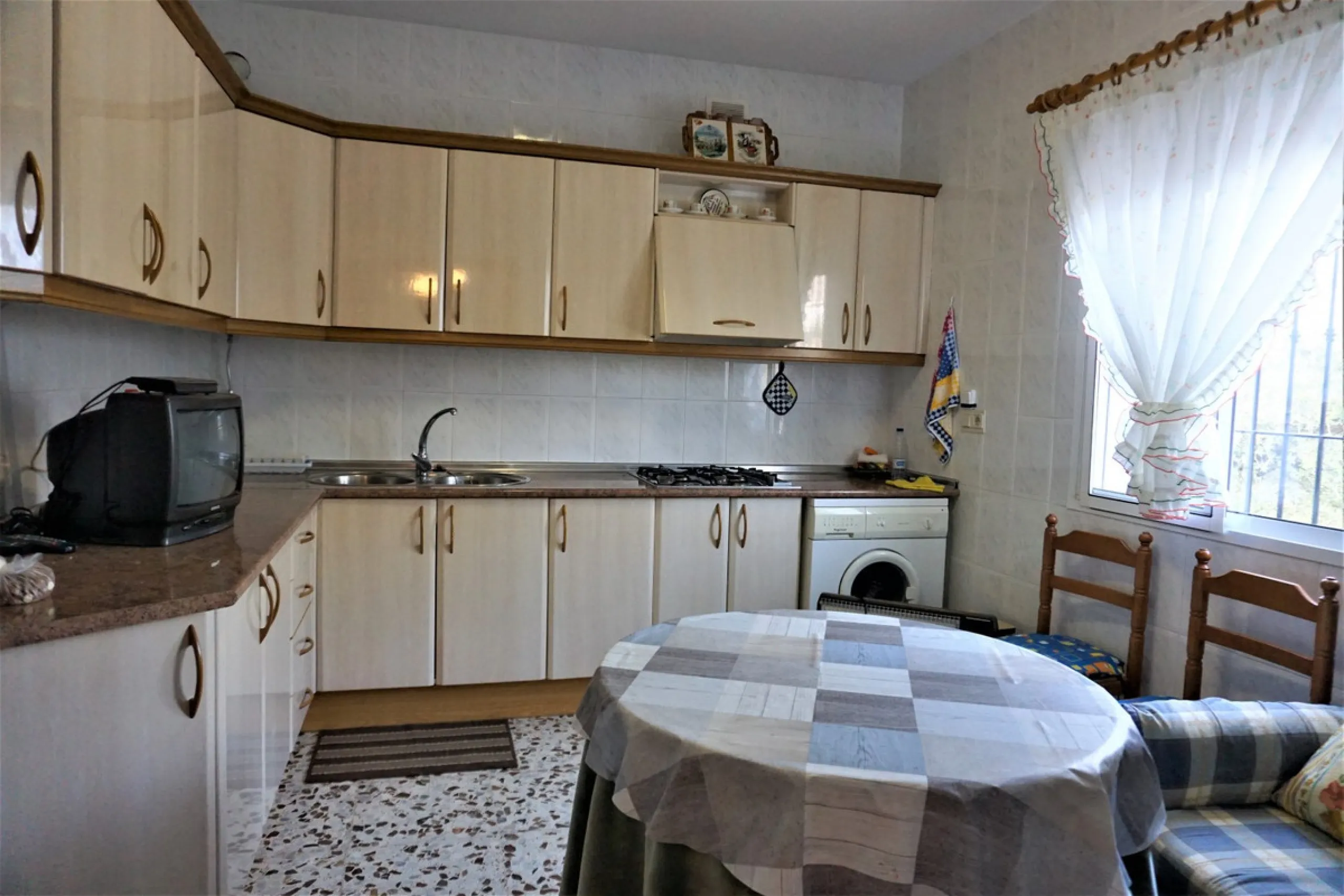Just outside Alcaucin and within walking distance of the village you can find this finca with a well-maintained country house of 121 m2. In front of the house there ́s a spacious terrace overlooking the olive grove of a 130 olive trees and other fruit tre