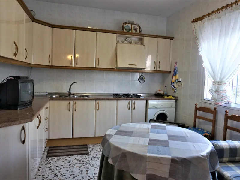 Just outside Alcaucin and within walking distance of the village you can find this finca with a well-maintained country house of 121 m2. In front of the house there ́s a spacious terrace overlooking the olive grove of a 130 olive trees and other fruit tre