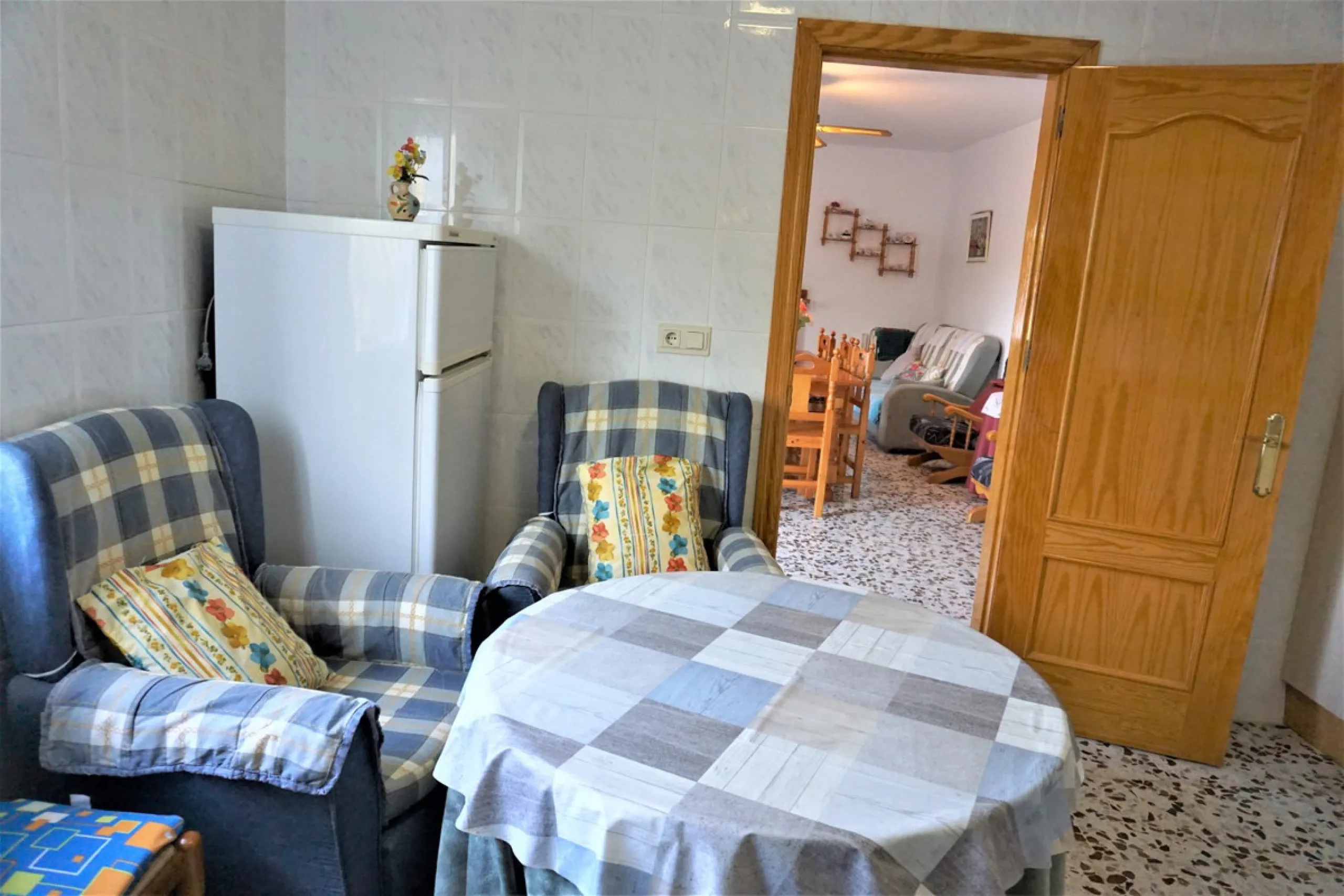 Just outside Alcaucin and within walking distance of the village you can find this finca with a well-maintained country house of 121 m2. In front of the house there ́s a spacious terrace overlooking the olive grove of a 130 olive trees and other fruit tre