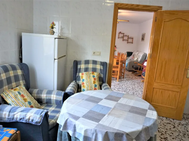 Just outside Alcaucin and within walking distance of the village you can find this finca with a well-maintained country house of 121 m2. In front of the house there ́s a spacious terrace overlooking the olive grove of a 130 olive trees and other fruit tre