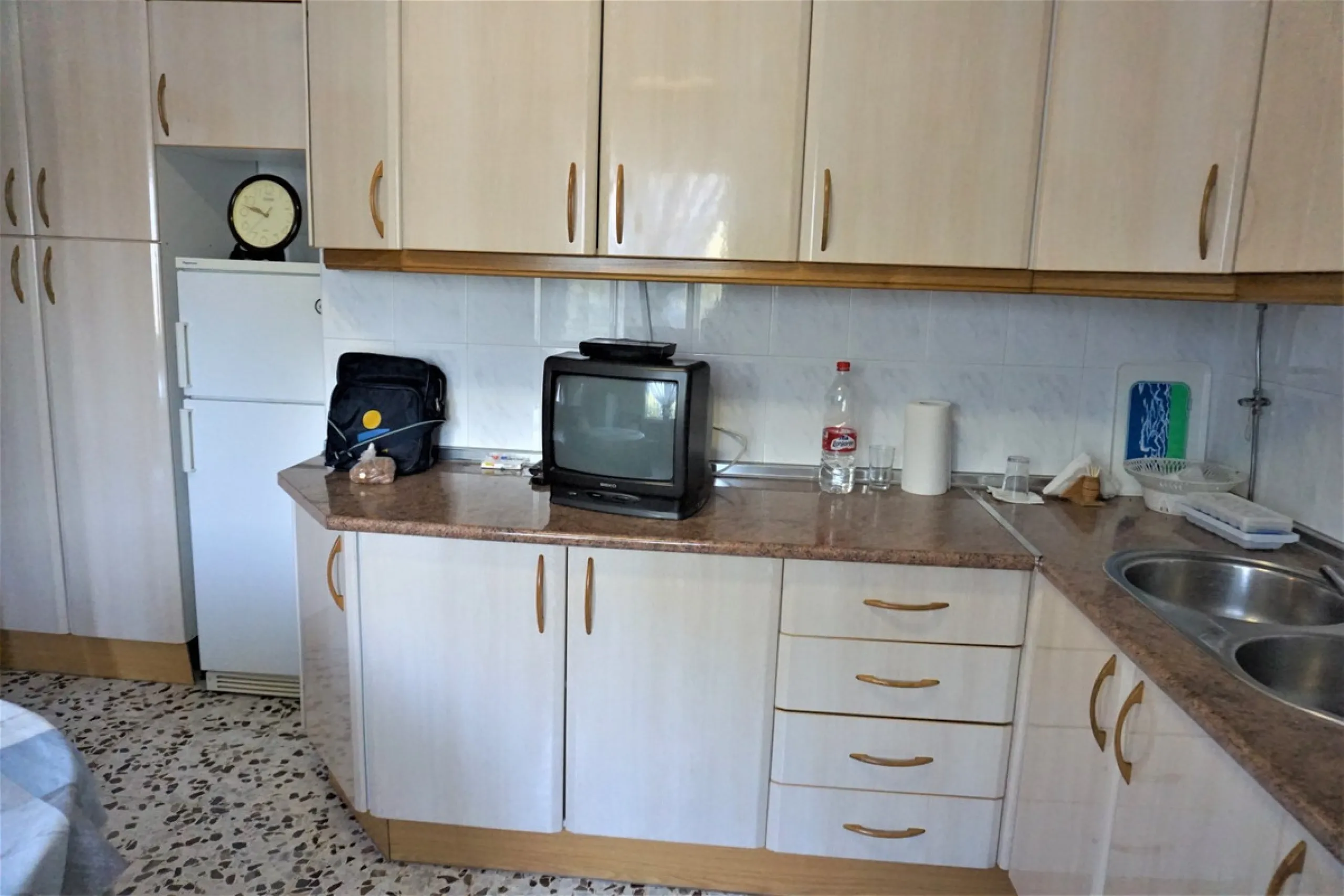 Just outside Alcaucin and within walking distance of the village you can find this finca with a well-maintained country house of 121 m2. In front of the house there ́s a spacious terrace overlooking the olive grove of a 130 olive trees and other fruit tre