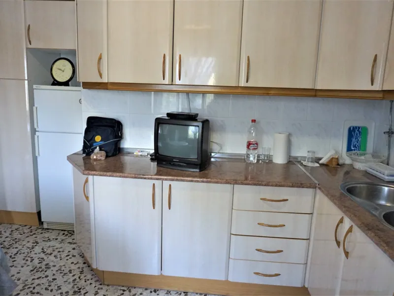Just outside Alcaucin and within walking distance of the village you can find this finca with a well-maintained country house of 121 m2. In front of the house there ́s a spacious terrace overlooking the olive grove of a 130 olive trees and other fruit tre