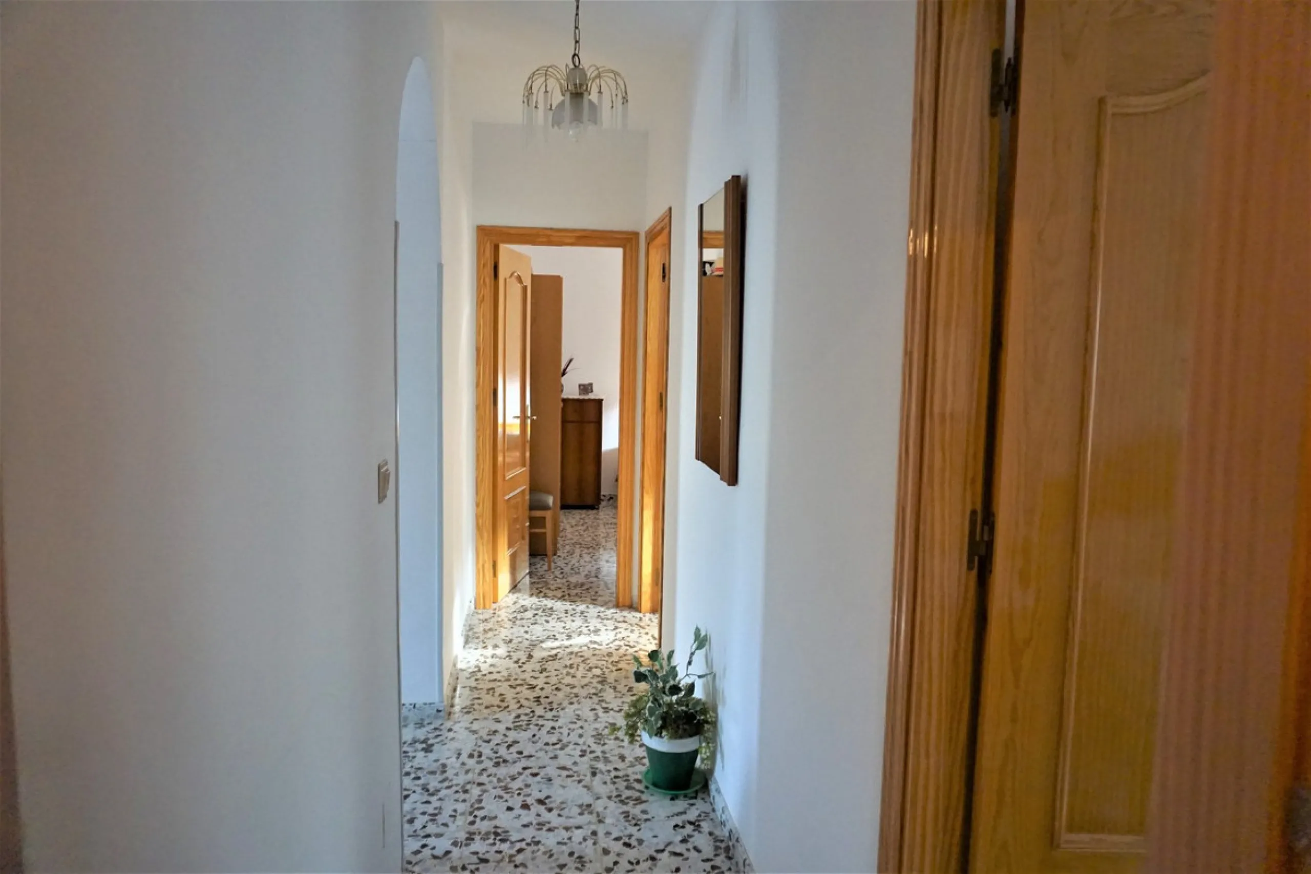 Just outside Alcaucin and within walking distance of the village you can find this finca with a well-maintained country house of 121 m2. In front of the house there ́s a spacious terrace overlooking the olive grove of a 130 olive trees and other fruit tre