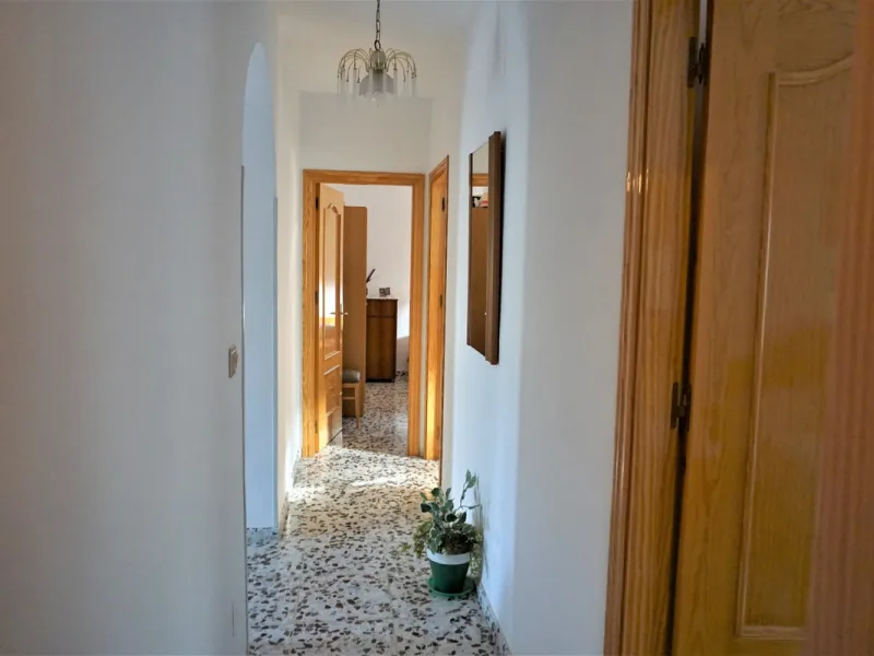 Just outside Alcaucin and within walking distance of the village you can find this finca with a well-maintained country house of 121 m2. In front of the house there ́s a spacious terrace overlooking the olive grove of a 130 olive trees and other fruit tre