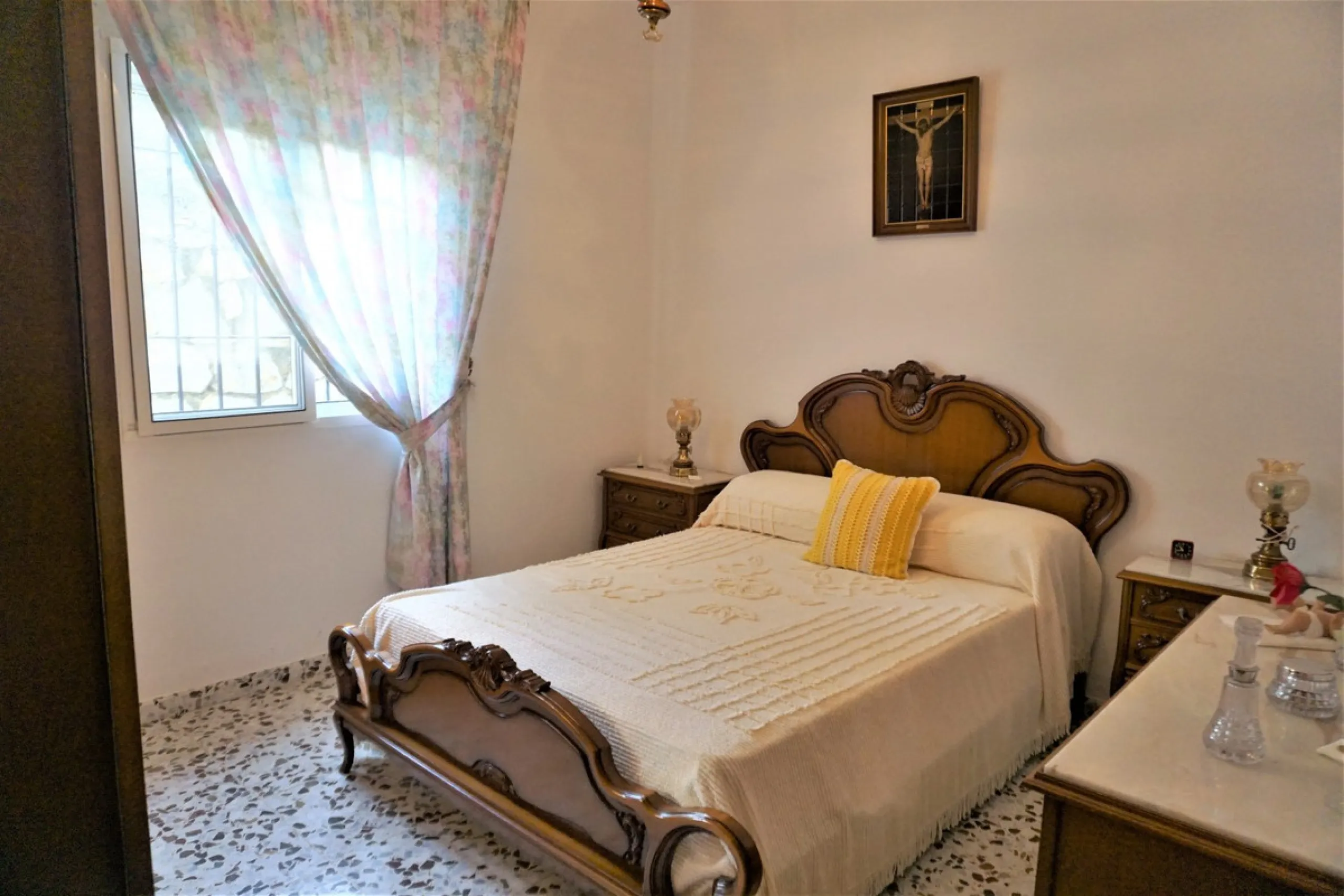 Just outside Alcaucin and within walking distance of the village you can find this finca with a well-maintained country house of 121 m2. In front of the house there ́s a spacious terrace overlooking the olive grove of a 130 olive trees and other fruit tre