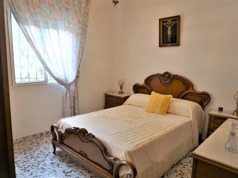 Just outside Alcaucin and within walking distance of the village you can find this finca with a well-maintained country house of 121 m2. In front of the house there ́s a spacious terrace overlooking the olive grove of a 130 olive trees and other fruit tre