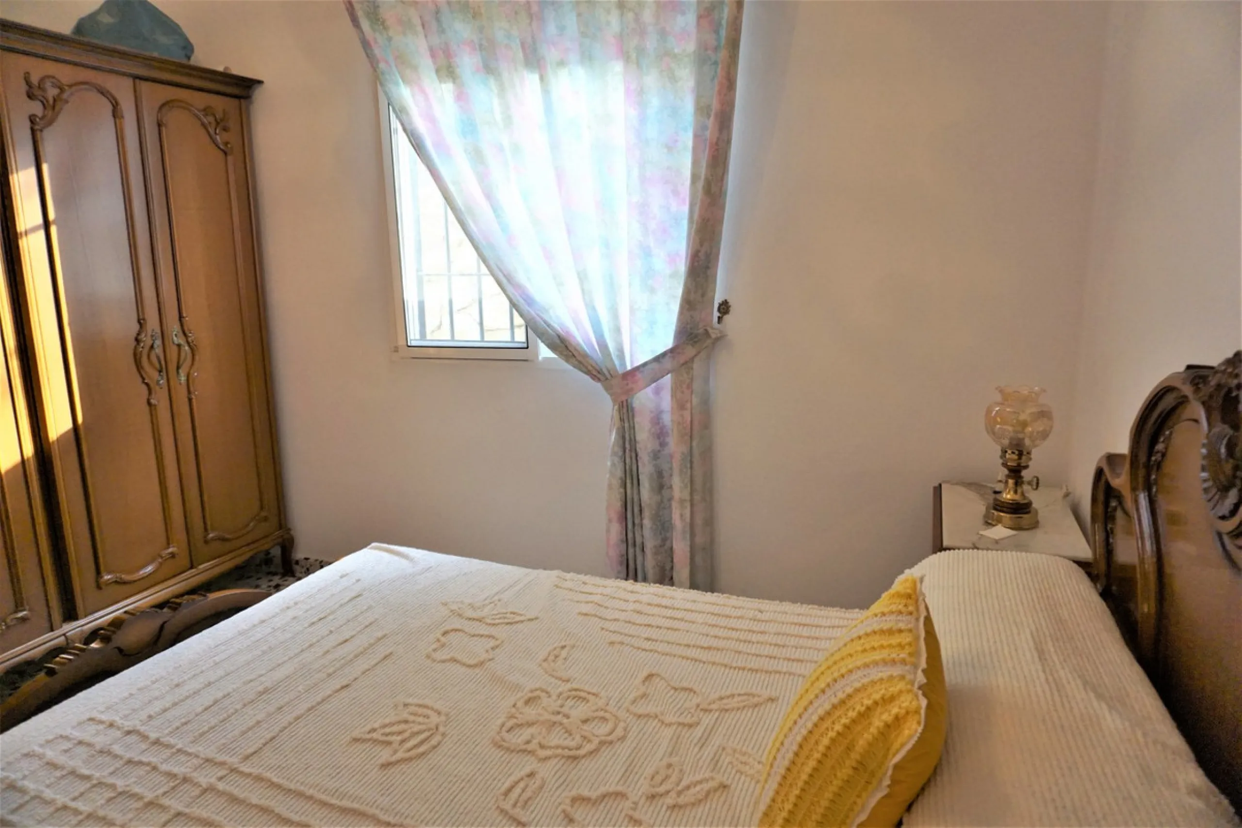 Just outside Alcaucin and within walking distance of the village you can find this finca with a well-maintained country house of 121 m2. In front of the house there ́s a spacious terrace overlooking the olive grove of a 130 olive trees and other fruit tre