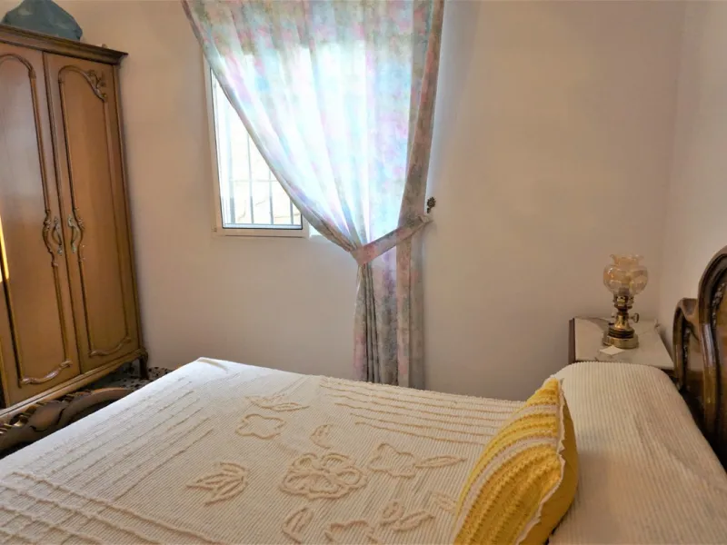 Just outside Alcaucin and within walking distance of the village you can find this finca with a well-maintained country house of 121 m2. In front of the house there ́s a spacious terrace overlooking the olive grove of a 130 olive trees and other fruit tre
