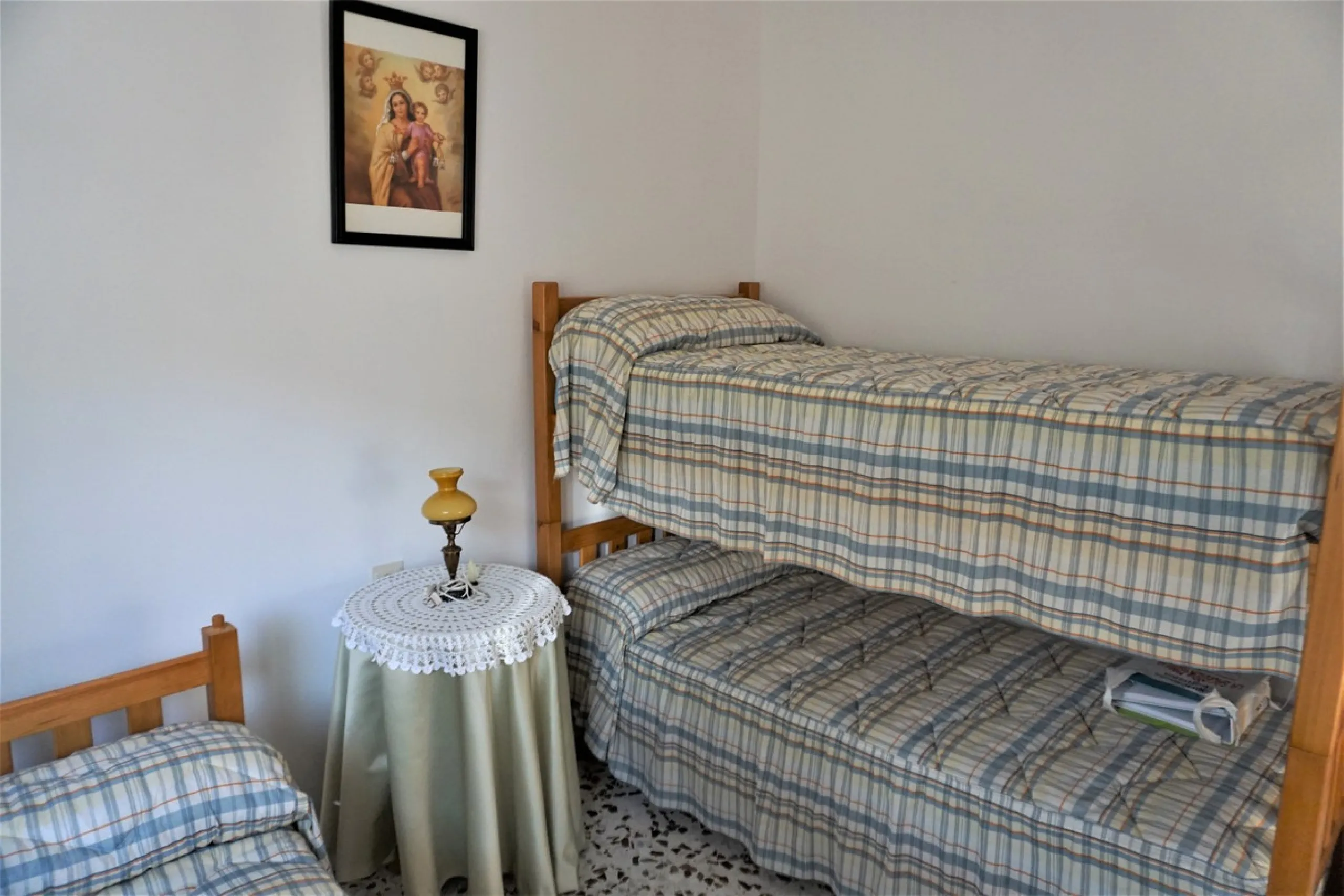 Just outside Alcaucin and within walking distance of the village you can find this finca with a well-maintained country house of 121 m2. In front of the house there ́s a spacious terrace overlooking the olive grove of a 130 olive trees and other fruit tre