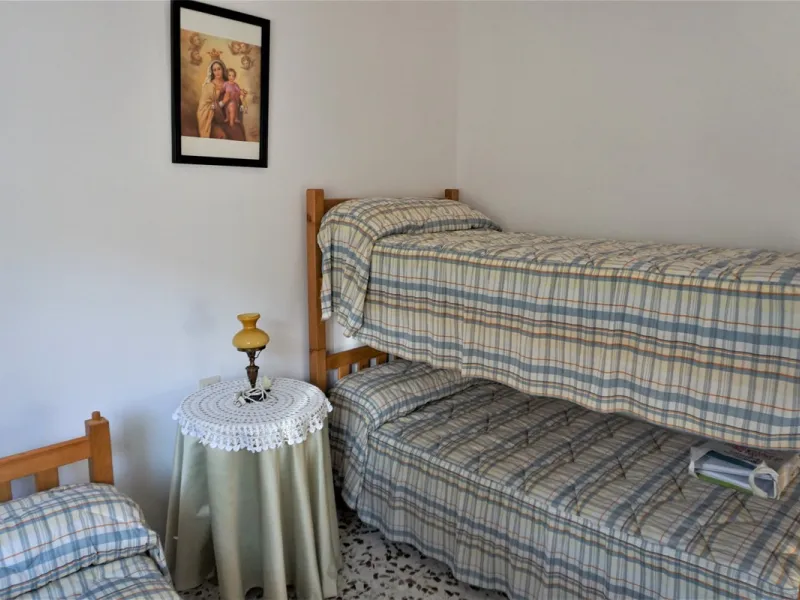 Just outside Alcaucin and within walking distance of the village you can find this finca with a well-maintained country house of 121 m2. In front of the house there ́s a spacious terrace overlooking the olive grove of a 130 olive trees and other fruit tre