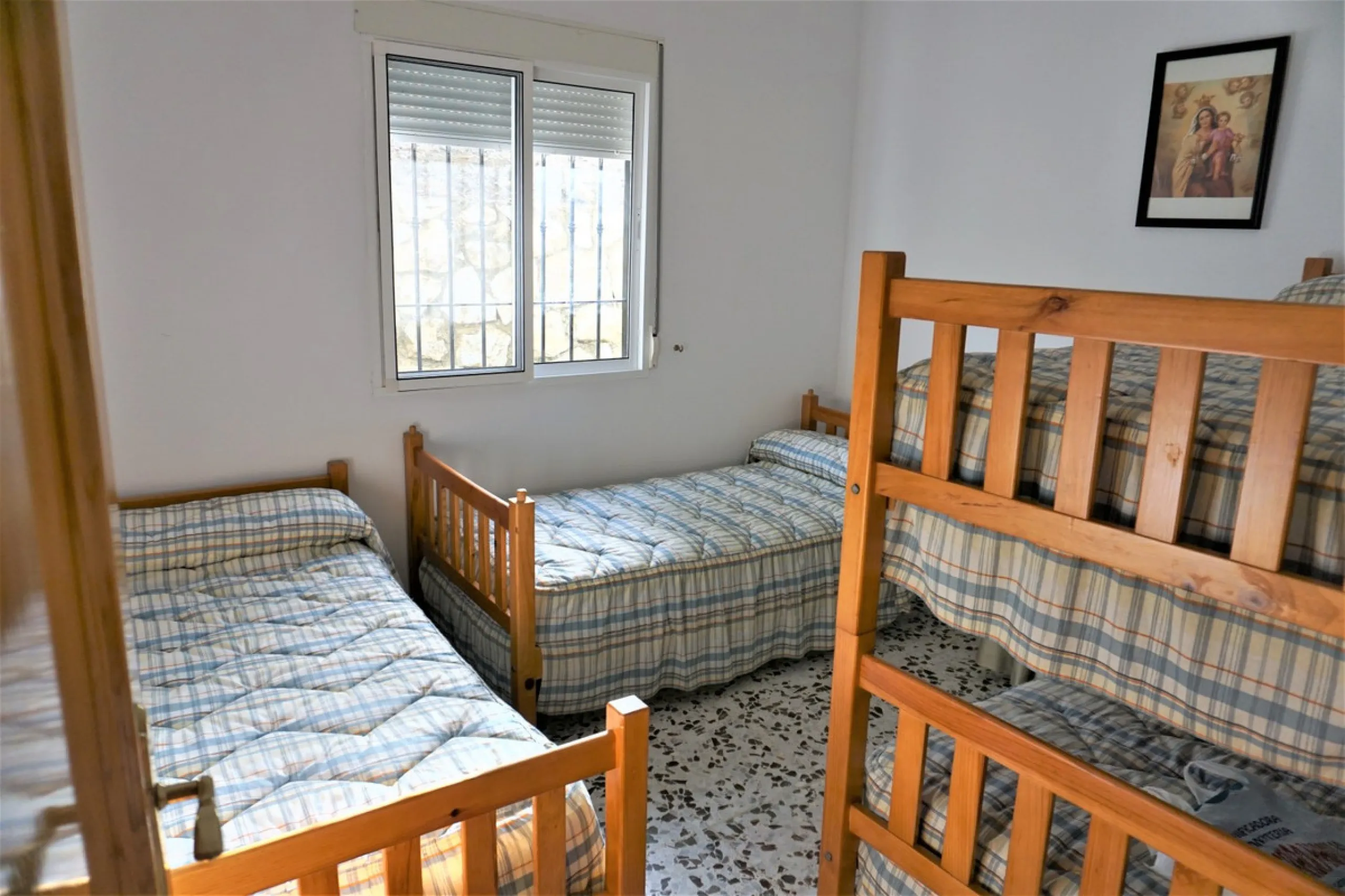 Just outside Alcaucin and within walking distance of the village you can find this finca with a well-maintained country house of 121 m2. In front of the house there ́s a spacious terrace overlooking the olive grove of a 130 olive trees and other fruit tre
