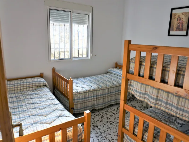 Just outside Alcaucin and within walking distance of the village you can find this finca with a well-maintained country house of 121 m2. In front of the house there ́s a spacious terrace overlooking the olive grove of a 130 olive trees and other fruit tre