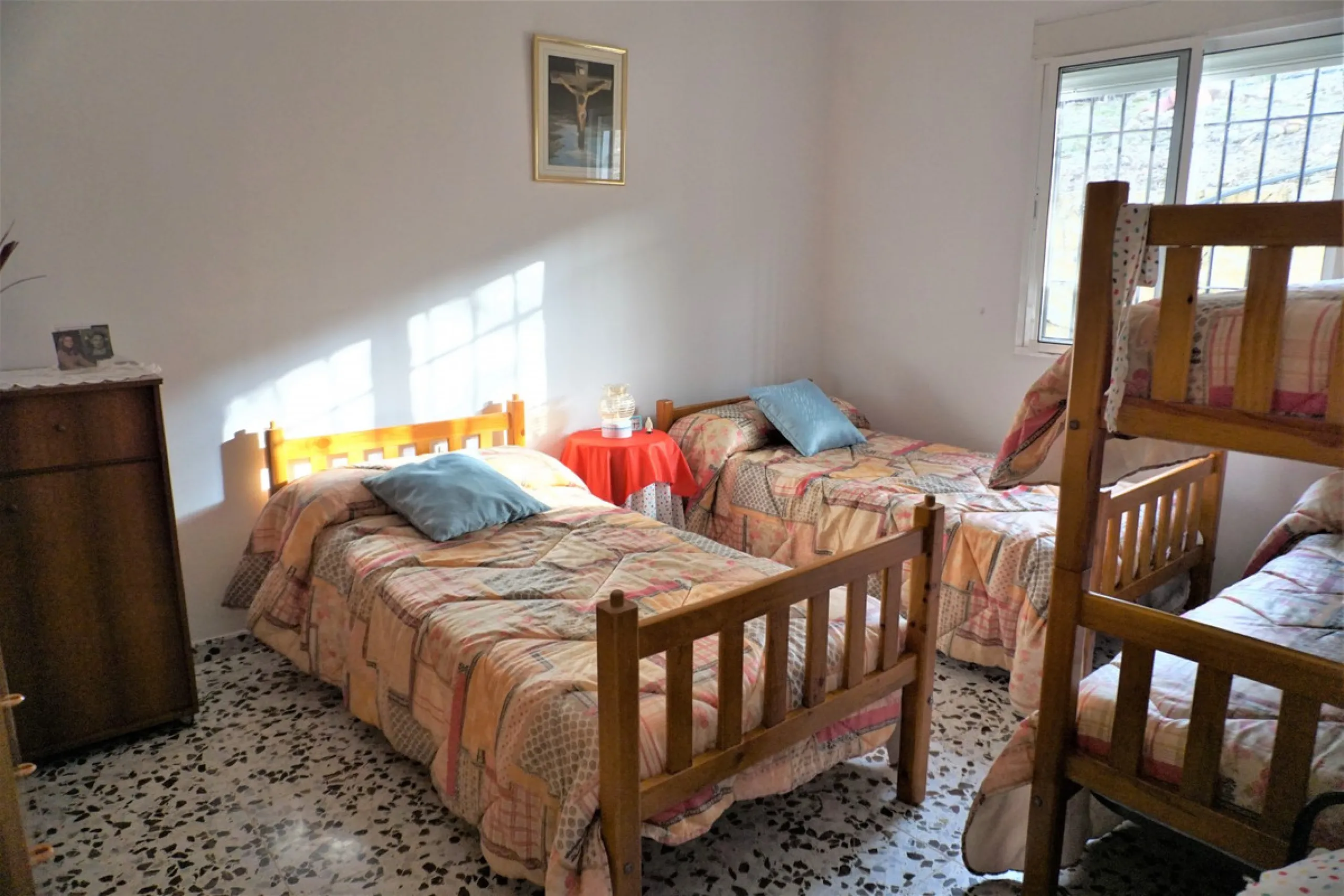 Just outside Alcaucin and within walking distance of the village you can find this finca with a well-maintained country house of 121 m2. In front of the house there ́s a spacious terrace overlooking the olive grove of a 130 olive trees and other fruit tre