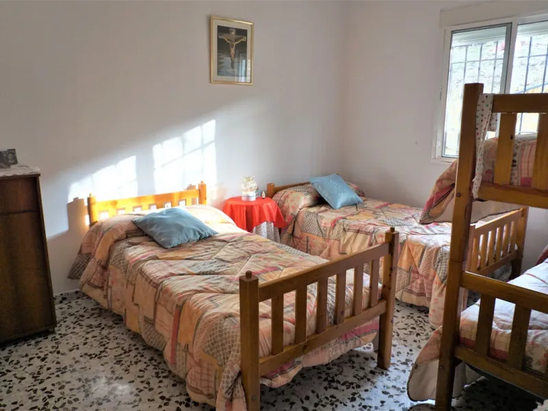 Just outside Alcaucin and within walking distance of the village you can find this finca with a well-maintained country house of 121 m2. In front of the house there ́s a spacious terrace overlooking the olive grove of a 130 olive trees and other fruit tre