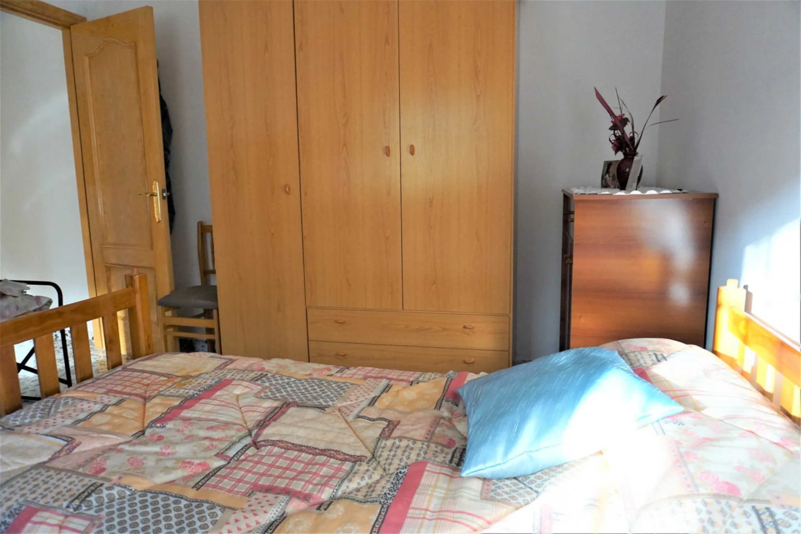 Just outside Alcaucin and within walking distance of the village you can find this finca with a well-maintained country house of 121 m2. In front of the house there ́s a spacious terrace overlooking the olive grove of a 130 olive trees and other fruit tre