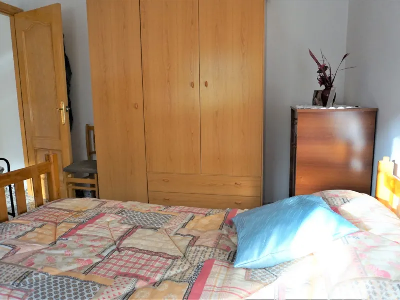 Just outside Alcaucin and within walking distance of the village you can find this finca with a well-maintained country house of 121 m2. In front of the house there ́s a spacious terrace overlooking the olive grove of a 130 olive trees and other fruit tre