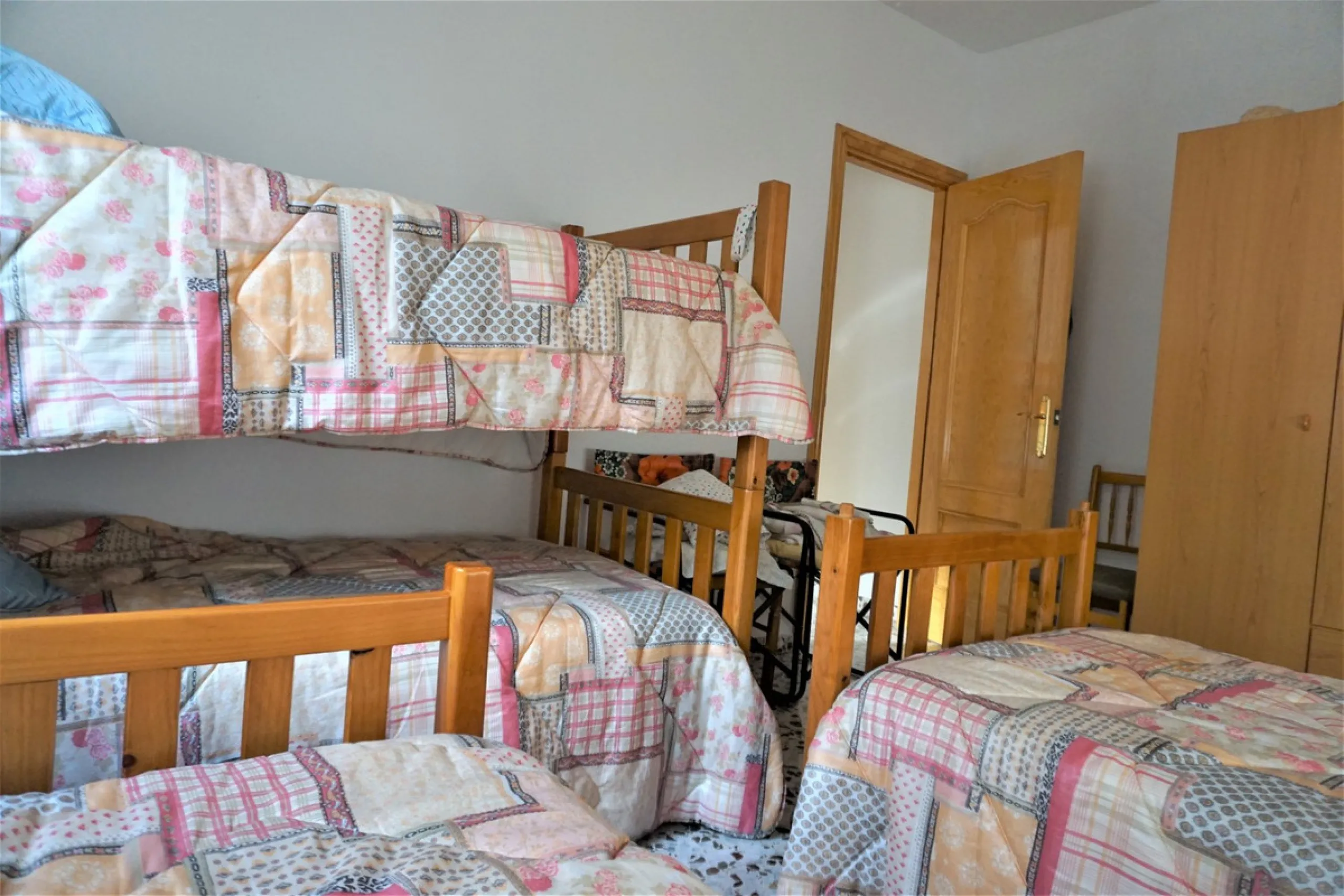 Just outside Alcaucin and within walking distance of the village you can find this finca with a well-maintained country house of 121 m2. In front of the house there ́s a spacious terrace overlooking the olive grove of a 130 olive trees and other fruit tre