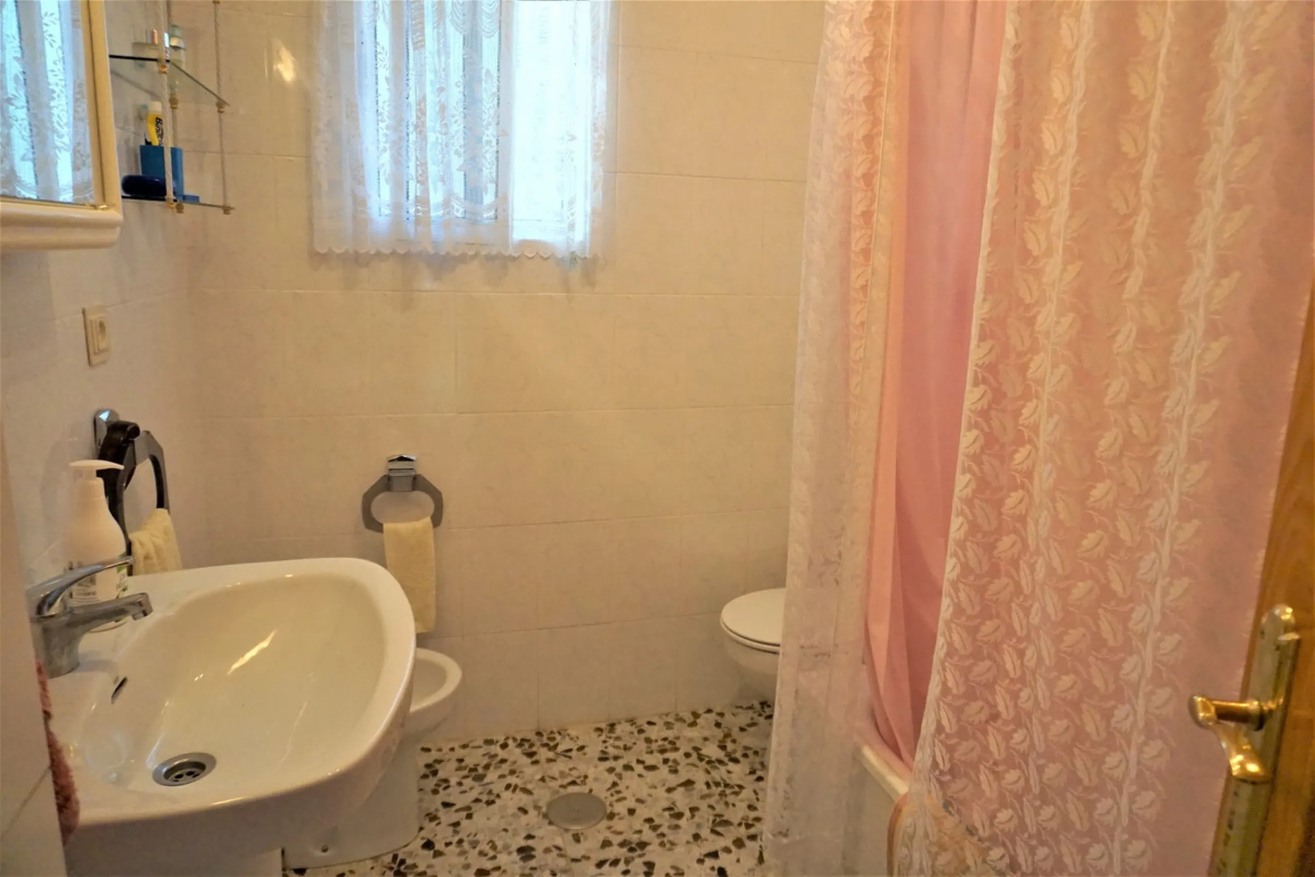 Just outside Alcaucin and within walking distance of the village you can find this finca with a well-maintained country house of 121 m2. In front of the house there ́s a spacious terrace overlooking the olive grove of a 130 olive trees and other fruit tre