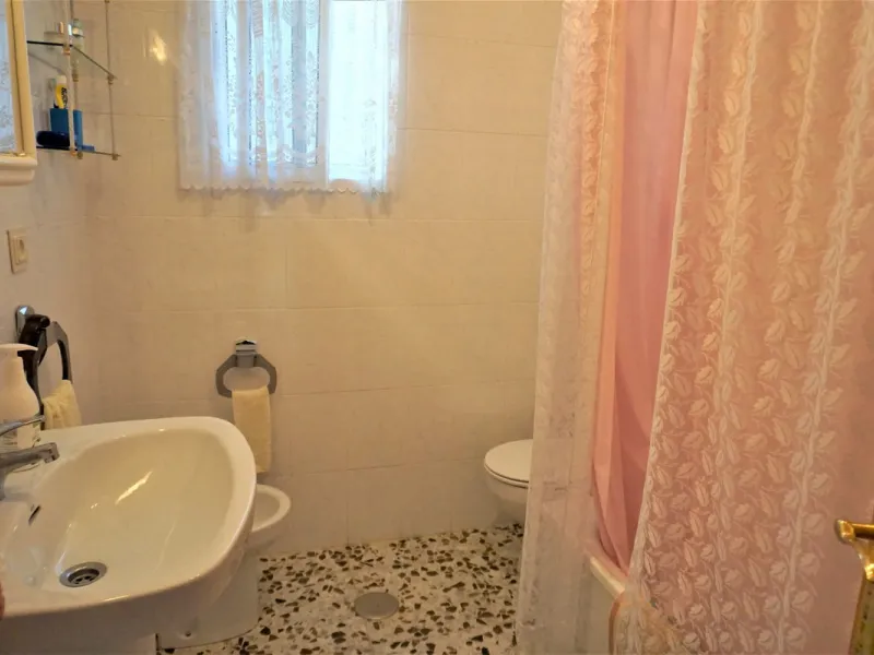 Just outside Alcaucin and within walking distance of the village you can find this finca with a well-maintained country house of 121 m2. In front of the house there ́s a spacious terrace overlooking the olive grove of a 130 olive trees and other fruit tre