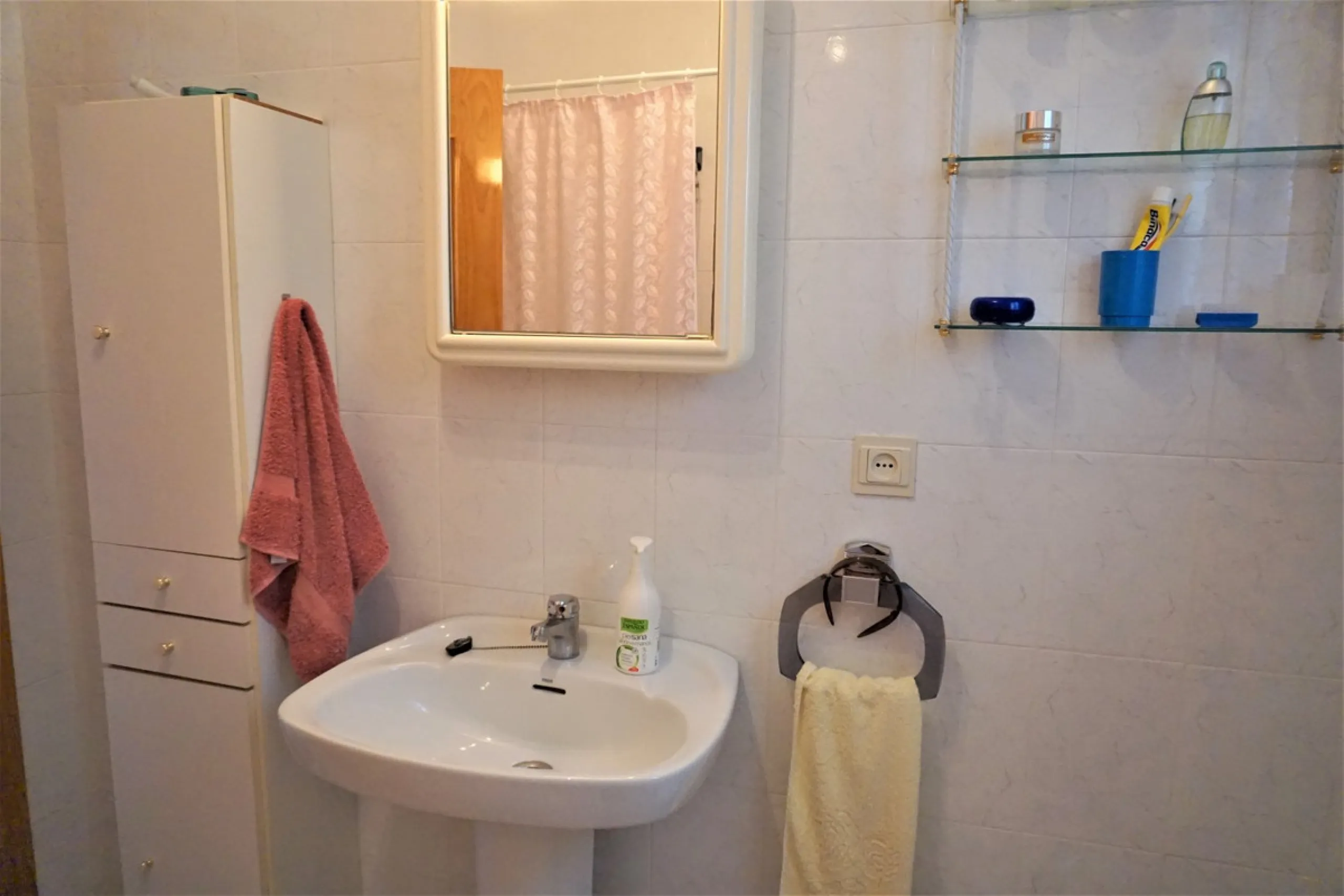 Just outside Alcaucin and within walking distance of the village you can find this finca with a well-maintained country house of 121 m2. In front of the house there ́s a spacious terrace overlooking the olive grove of a 130 olive trees and other fruit tre