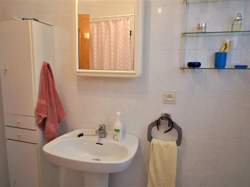 Just outside Alcaucin and within walking distance of the village you can find this finca with a well-maintained country house of 121 m2. In front of the house there ́s a spacious terrace overlooking the olive grove of a 130 olive trees and other fruit tre