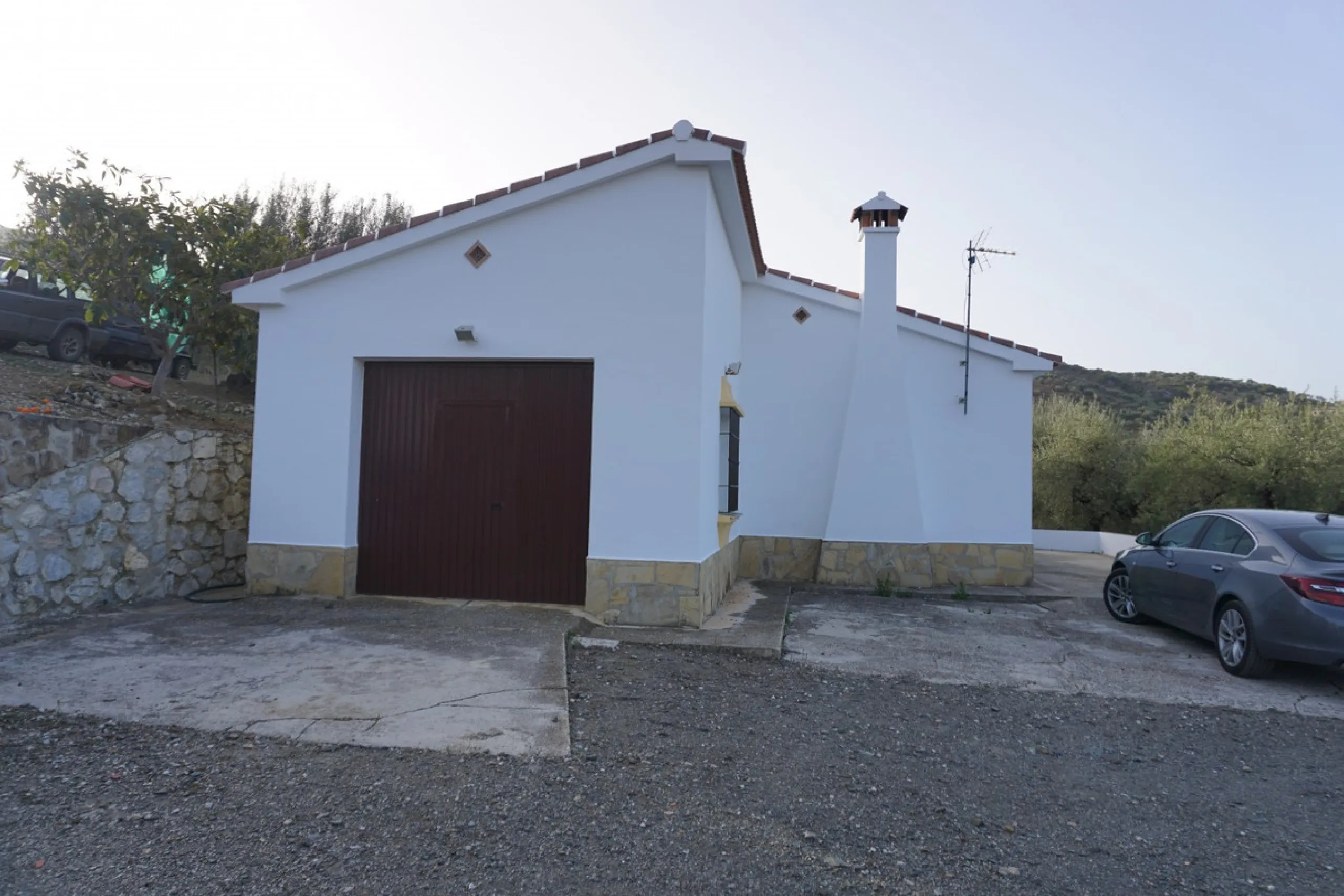 Just outside Alcaucin and within walking distance of the village you can find this finca with a well-maintained country house of 121 m2. In front of the house there ́s a spacious terrace overlooking the olive grove of a 130 olive trees and other fruit tre