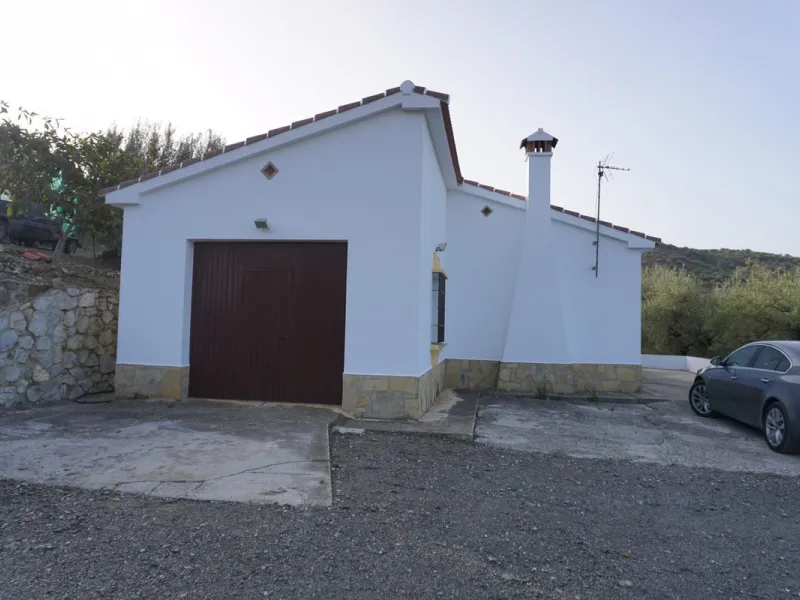 Just outside Alcaucin and within walking distance of the village you can find this finca with a well-maintained country house of 121 m2. In front of the house there ́s a spacious terrace overlooking the olive grove of a 130 olive trees and other fruit tre