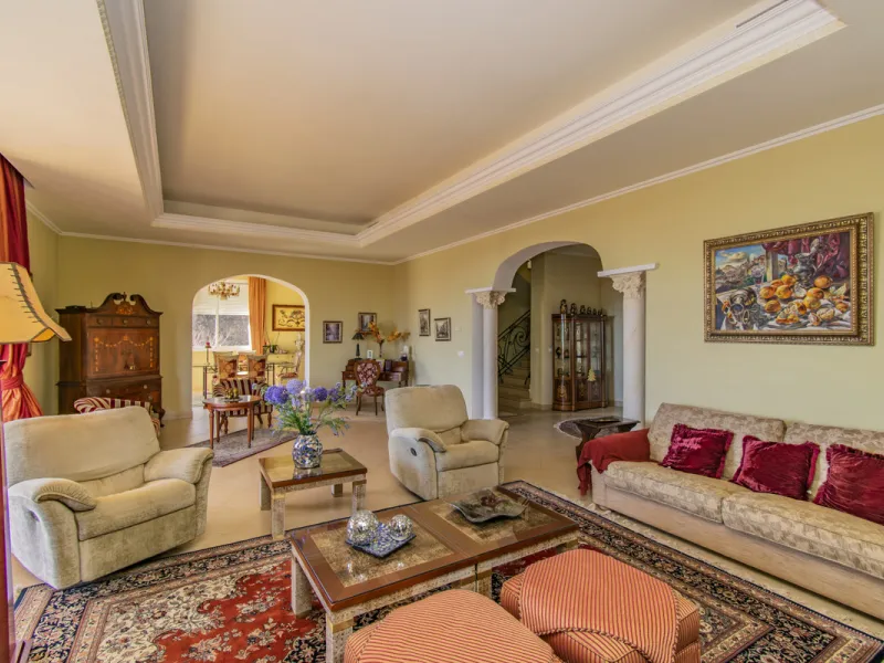 GREAT PROPERTY WITH SEA VIEWS AND A PLOT OF MORE THAN 60,000M2 IN A NATURAL ENVIRONMENT A FEW MINUTES FROM ESTEPONA