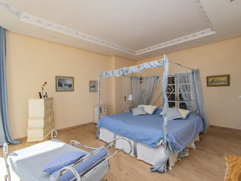ОТЛИЧНАЯ СОБСТВЕННОСТЬ С ВИДОМ НА МОРЕ И УЧАСТКОМ БОЛЕЕ 60 000 М2 В ПРИРОДНОЙ СРЕДЕ В НЕСКОЛЬКИХ МИНУТАХ ОТ ЭСТЕПОНЫ