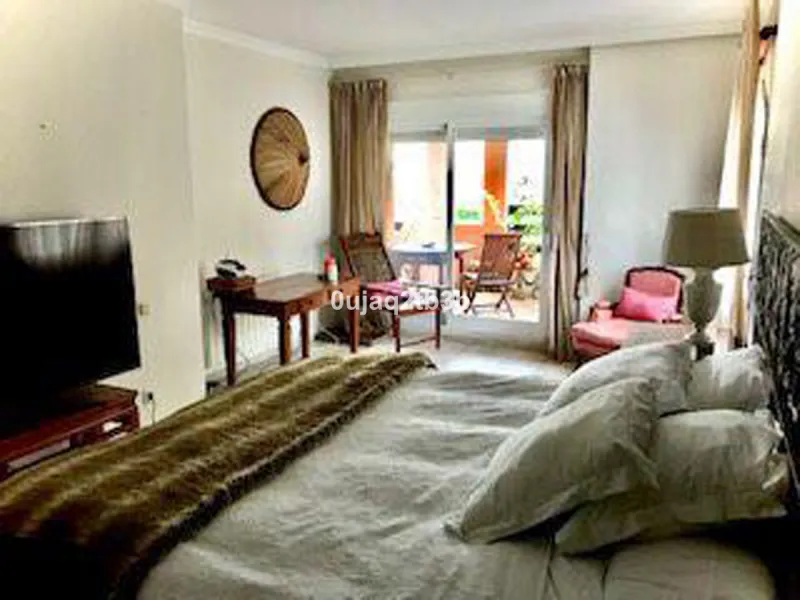 Apartment - Middle Floor Apartment в продаже в Estepona, Málaga. В доме 3 спален и 3 ванных комнат. Площадь дома 159 м²