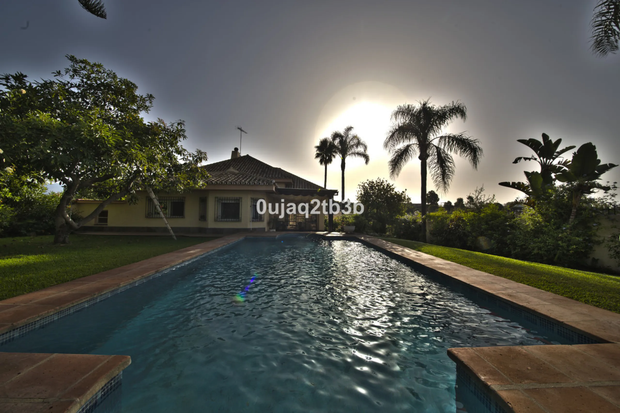 House - Detached Villa в продаже в Estepona, Málaga. В доме 5 спален и 4 ванных комнат. Площадь дома 528 м². Площадь участка 1525 м²