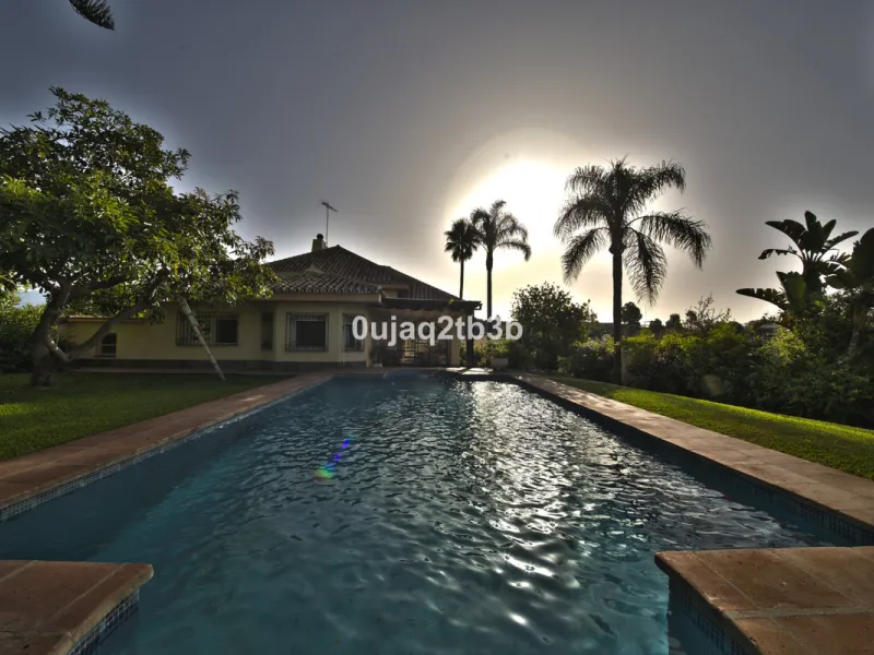Very nice and ample traditional villa located close to ALDI and Burguer King and the beach on the New Golden Mile. Only 5Km from Estepona center and less than one kilometer to the beach. The large plot can be divided, currently part of it is used to culti