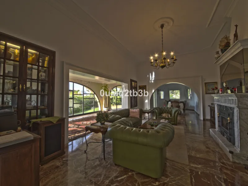 House - Detached Villa в продаже в Estepona, Málaga. В доме 5 спален и 4 ванных комнат. Площадь дома 528 м². Площадь участка 1525 м²