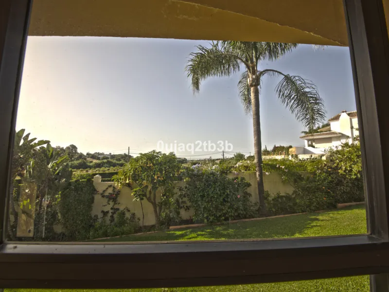 House - Detached Villa в продаже в Estepona, Málaga. В доме 5 спален и 4 ванных комнат. Площадь дома 528 м². Площадь участка 1525 м²
