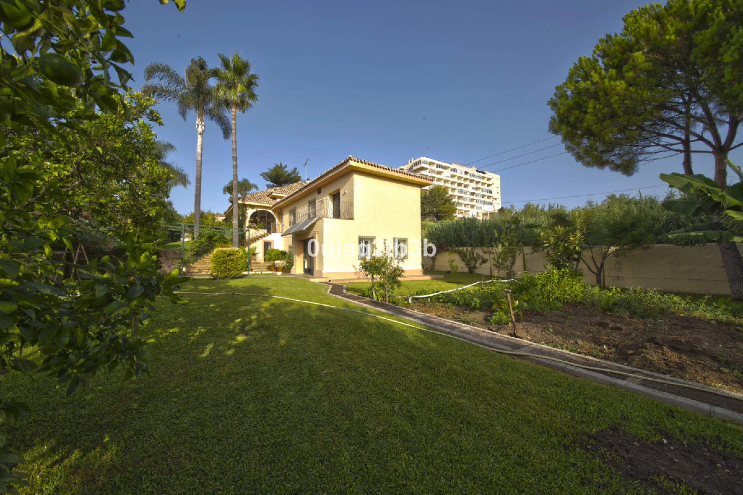 House - Detached Villa в продаже в Estepona, Málaga. В доме 5 спален и 4 ванных комнат. Площадь дома 528 м². Площадь участка 1525 м²