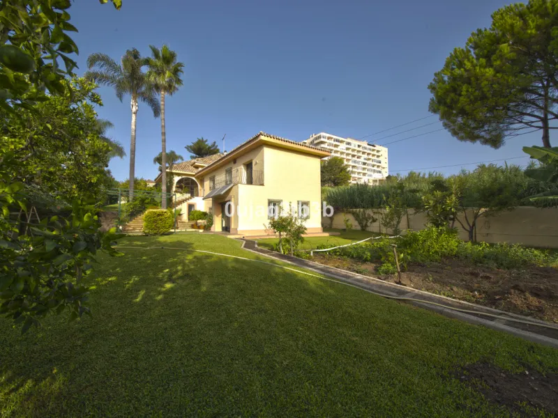 House - Detached Villa в продаже в Estepona, Málaga. В доме 5 спален и 4 ванных комнат. Площадь дома 528 м². Площадь участка 1525 м²