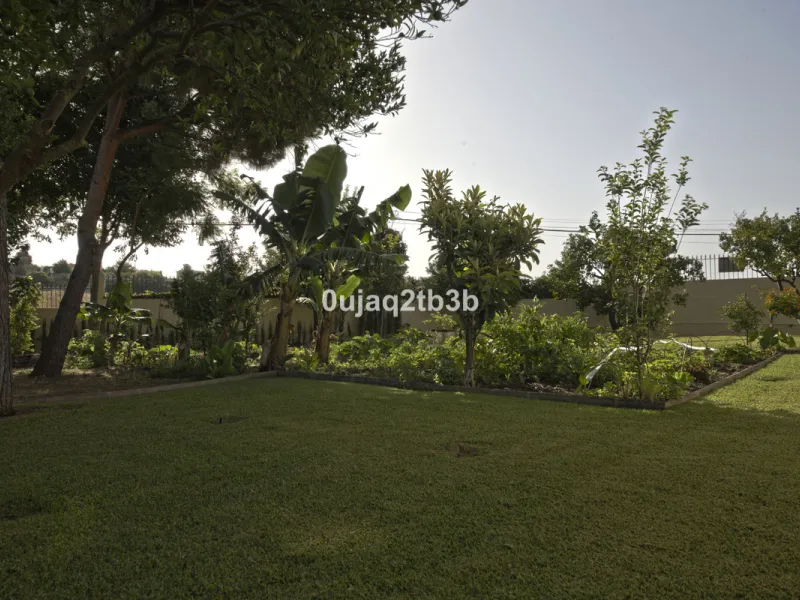 House - Detached Villa в продаже в Estepona, Málaga. В доме 5 спален и 4 ванных комнат. Площадь дома 528 м². Площадь участка 1525 м²