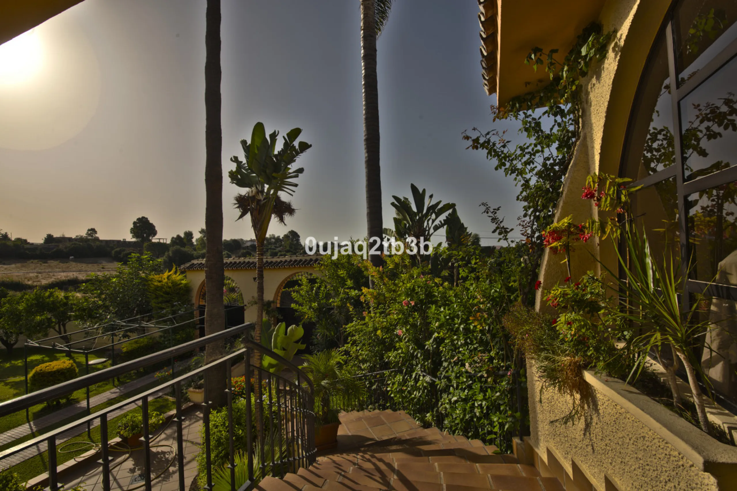 House - Detached Villa в продаже в Estepona, Málaga. В доме 5 спален и 4 ванных комнат. Площадь дома 528 м². Площадь участка 1525 м²