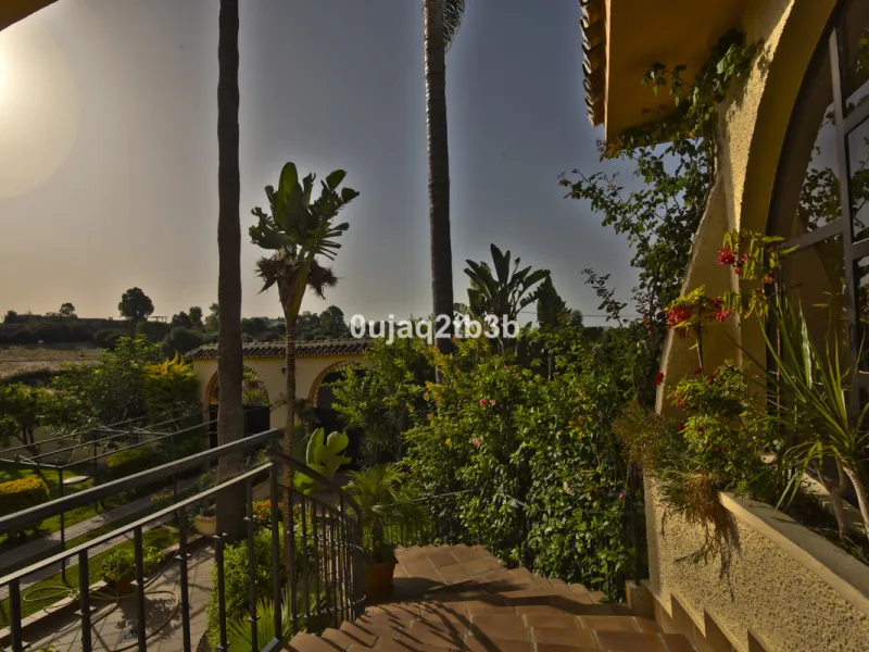 House - Detached Villa в продаже в Estepona, Málaga. В доме 5 спален и 4 ванных комнат. Площадь дома 528 м². Площадь участка 1525 м²